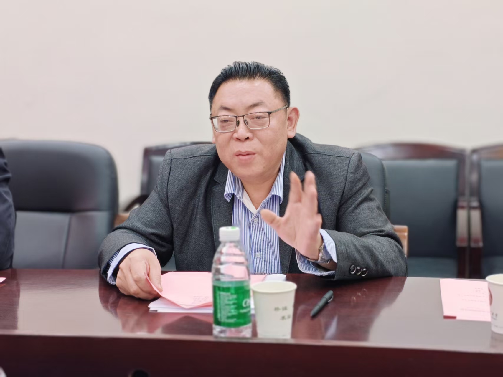 试论商协会人才职业化建设与服务模式变革